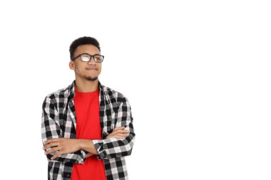 Beyaz arka planda soyutlanmış genç yakışıklı adam.