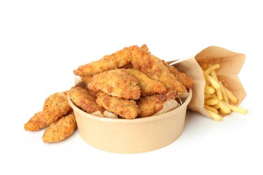 Beyaz arka planda izole edilmiş tavuk şeritli lezzetli yemek kavramı