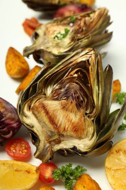 Izgara enginarlı lezzetli yemek kavramı, yakın çekim.