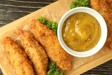 Tavuk şeritli lezzetli yemek kavramı.