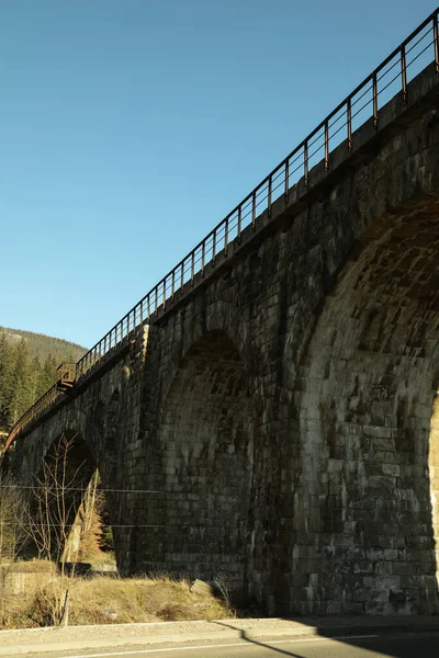 Ponte Ferroviario Nelle Montagne Dei Carpazi Ucraini Nella Giornata Sole — Foto Stock