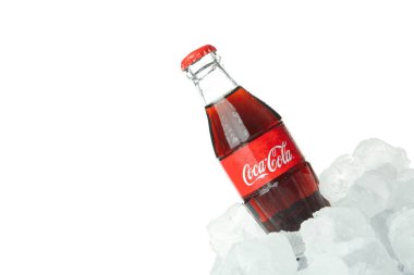 Odessa, Ukrayna - 20 Ocak 2022. Beyaz arka planda izole edilmiş buzlu Coca-Cola şişesi