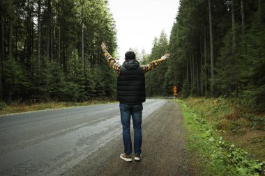 Macera ve turizm konsepti, otomobille seyahat eden genç adam.