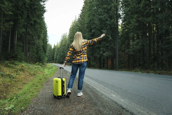 Adventure Tourism Concept Young Woman Traveling Auto Stop — Stockfoto