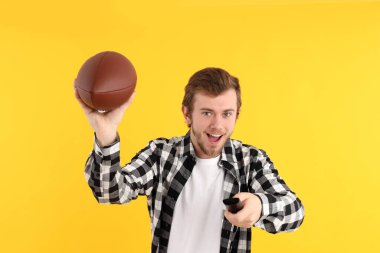 Sarı arka planda genç adam kavramı