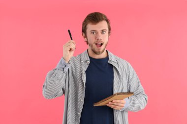 Pembe arka planda genç adam kavramı