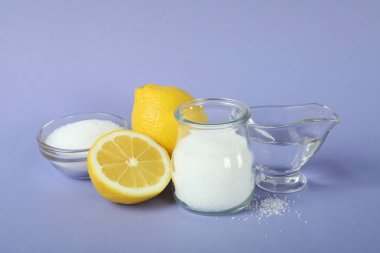 Temizlik ürünleri kavramı, menekşe arkaplanındaki limon asidi