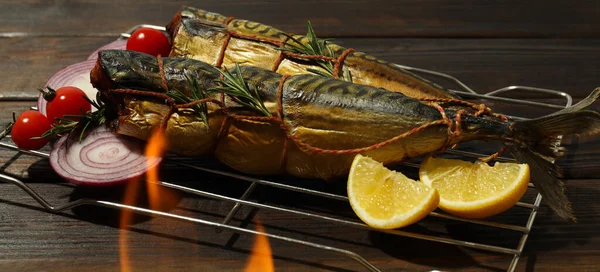 Konzept Des Schmackhaften Essens Mit Geräucherter Makrele Auf Holztisch — Stockfoto