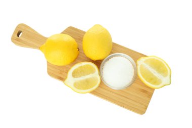 Ev temizleyicisi kavramı, limon asidi, beyaz arka planda izole edilmiş.