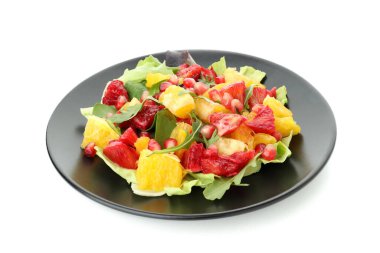 Beyaz arka planda kırmızı turuncu salata.