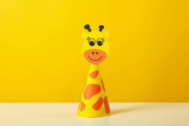 Sarı arka plana karşı Dünya Çocuk Günü kavramı