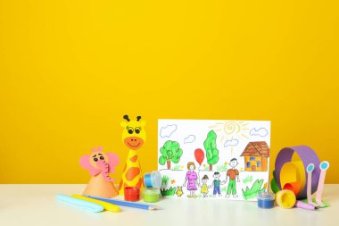 Sarı arka plana karşı Dünya Çocuk Günü kavramı