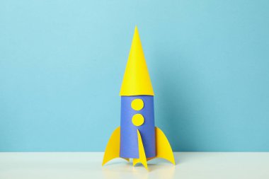 Mavi arka plana karşı Dünya Çocuk Günü kavramı