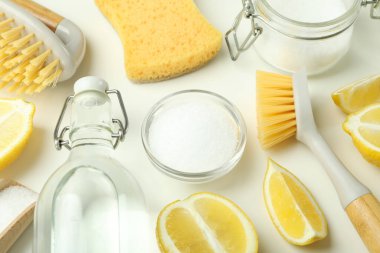 Beyaz arka planda ev temizleyicileri kavramı