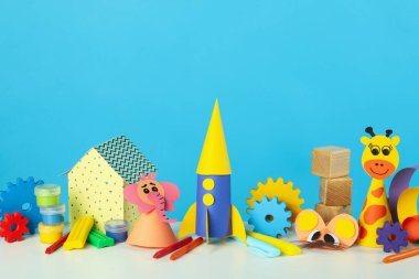 Mavi arka plana karşı Dünya Çocuk Günü kavramı