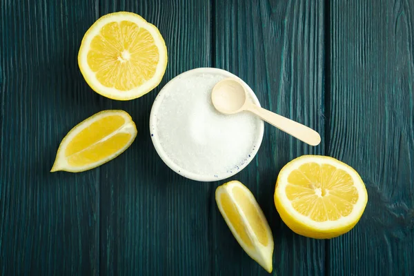 Ev temizleyicisi kavramı, limon asidi, üst manzara.