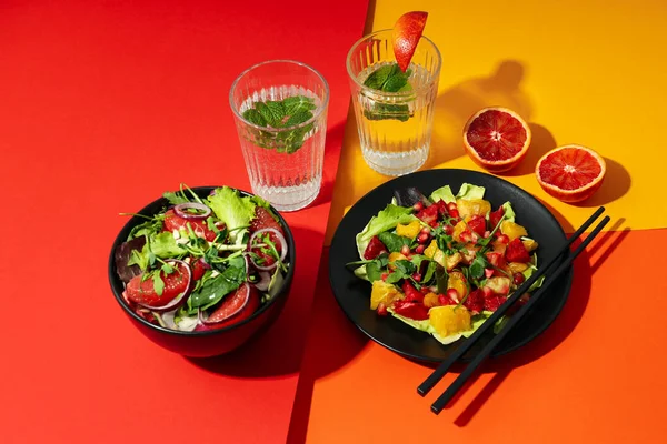 Konzept Des Schmackhaften Essens Salat Mit Roter Orange Auf Buntem — Stockfoto