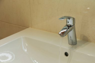 Modern banyoda musluk, mesaj için yer