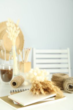 Hygge 'nin farklı aksesuarlarla konsepti veya bileşimi