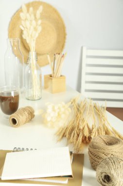Hygge 'nin farklı aksesuarlarla konsepti veya bileşimi