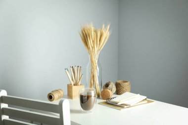 Hygge 'nin farklı aksesuarlarla konsepti veya bileşimi