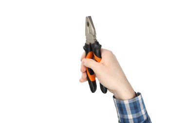 Erkek el pense tutuyor, beyaz arka planda izole edilmiş.