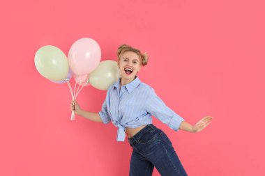 İyi ki doğdun, pembe arka plandaki genç kadın.