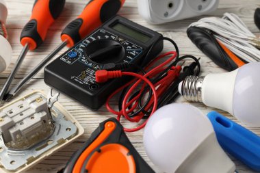 Elektrikçi veya elektrikli aletler kavramı, kapatın