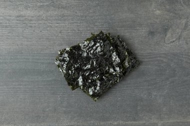 Japon yemeği kavramı, siyah ahşap arka planda deniz yosunu nori.