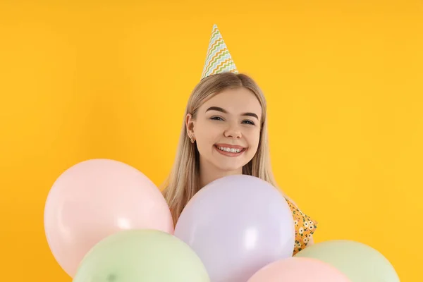 Conceito Feliz Aniversário Jovem Mulher Fundo Amarelo — Fotografia de Stock