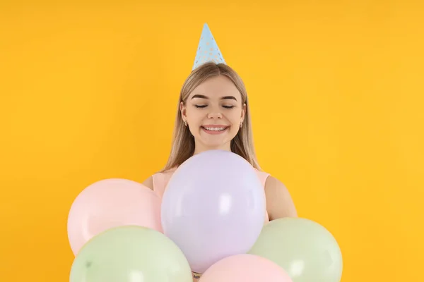 Concepto Feliz Cumpleaños Mujer Joven Sobre Fondo Amarillo — Foto de Stock