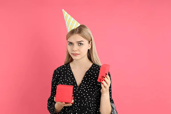 Concepto Feliz Cumpleaños Mujer Joven Sobre Fondo Rosa —  Fotos de Stock