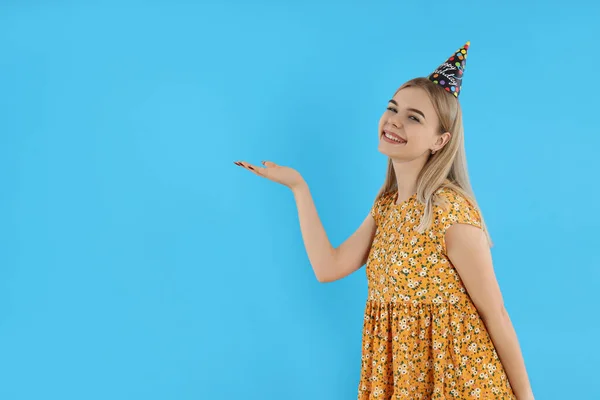 Konzept Von Happy Birthday Junge Frau Auf Blauem Hintergrund — Stockfoto