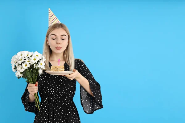 Concept Van Gelukkige Verjaardag Jonge Vrouw Blauwe Achtergrond — Stockfoto