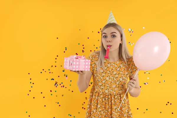 Konzept Von Happy Birthday Junge Frau Auf Gelbem Hintergrund — Stockfoto