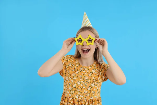 Concept Van Gelukkige Verjaardag Jonge Vrouw Blauwe Achtergrond — Stockfoto