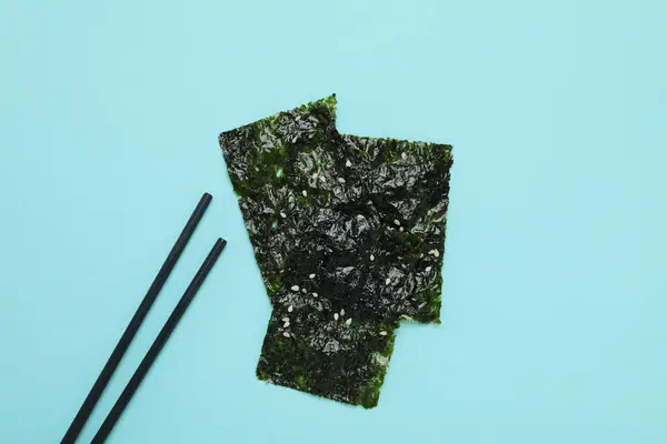 日本食の概念 青い背景に海苔 — ストック写真