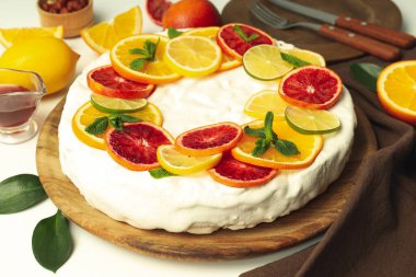 Turta ve turta ile tatlı kavramı, yakın plan.