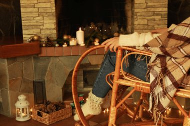 Sıcak kış akşamında sallanan sandalyeli kompozisyon