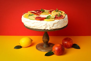 İki ton arkaplanlı kremalı tatlı kavramı.