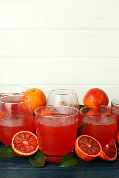 Concepto Bebida Fresca Con Zumo Naranja Rojo Espacio Para Texto — Foto de Stock