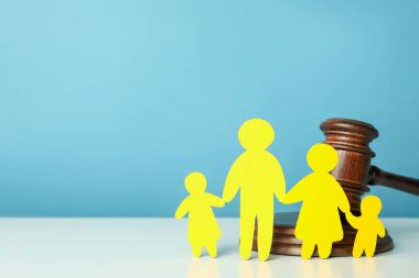 Aile hukuku kavramı mavi arka plana karşı beyaz masa üzerine