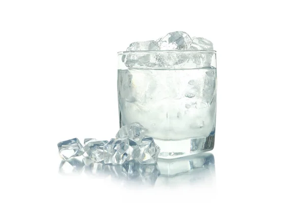 Glas Wasser Mit Eis Isoliert Auf Weißem Hintergrund — Stockfoto