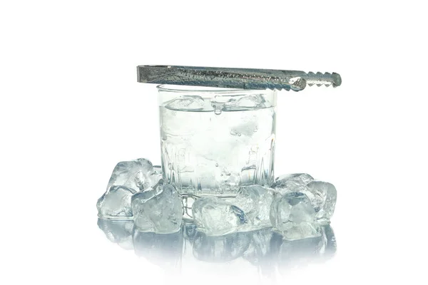 Склянка Води Льодом Щипцями Ізольовані Білому Тлі — стокове фото