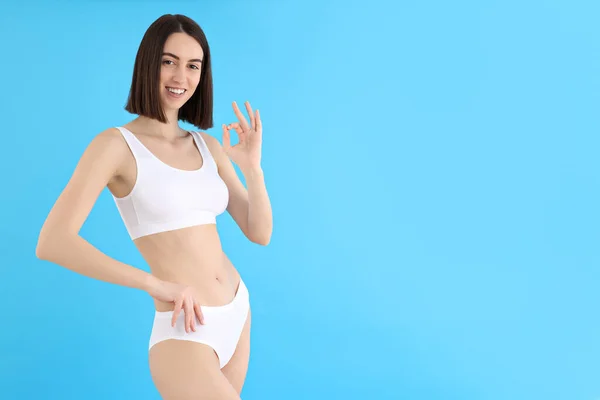 Concept Van Gewichtsverlies Jonge Vrouw Blauwe Achtergrond — Stockfoto