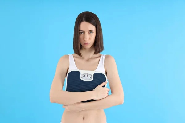 Concept Van Gewichtsverlies Jonge Vrouw Blauwe Achtergrond — Stockfoto