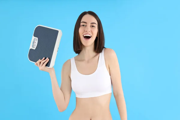 Konzept Der Gewichtsabnahme Junge Frau Auf Blauem Hintergrund — Stockfoto