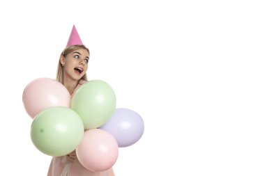 Mutlu Yıllar kavramı, beyaz arka planda izole edilmiş genç bir kadın.