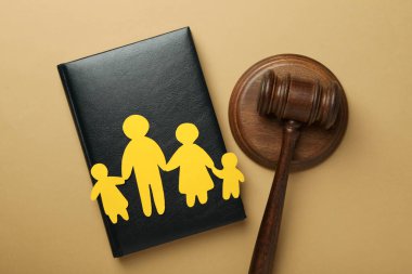 Açık kahverengi arka planda aile hukuku kavramı