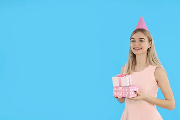 Begreppet Grattis Födelsedagen Ung Kvinna Blå Bakgrund — Stockfoto